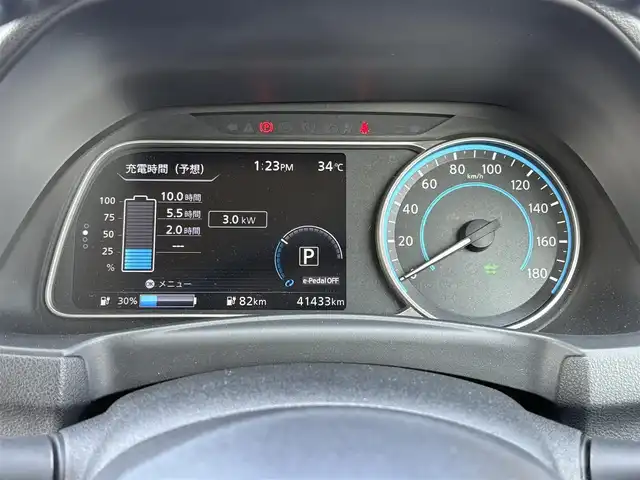 日産 リーフ G 大分県 2017(平29)年 4.2万km ブリリアントホワイトパール/オーロラフレアブルーパール 2トーン ・純正ナビ(CD/DVD/BT/USB/AUX)/・全方位カメラ/・フルセグテレビ/・BOSE/・エアリーグレー革シート/・ツートンルーフ/・プロパイロット/・エマージェンシーブレーキ/・コーナーセンサー/・ブラインドスポットモニター/・全席シートヒーター/・ETC/・ドライブレコーダー/・駐車支援/・デジタルインナーミラー/・ステアリングリモコン/・ステアリングヒーター