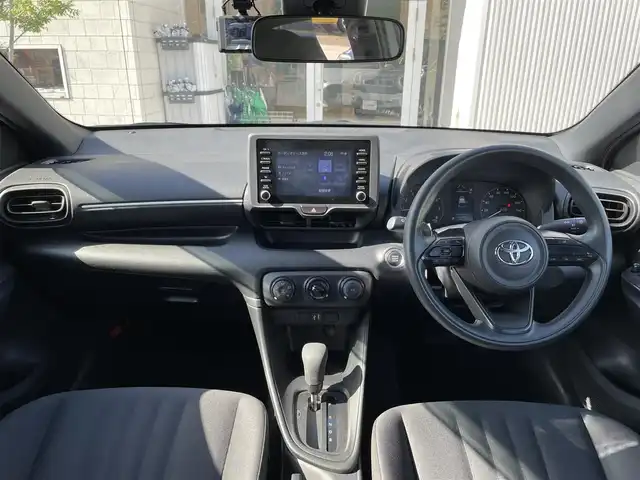 トヨタ ヤリス X 石川県 2023(令5)年 1.2万km プラチナホワイトパールマイカ ワンオーナー/純正ディスプレイオーディオ/全方位カメラ/ブラインドスポットモニター/前後ドライブレコーダー/スマートキー/プッシュスタート/電動ミラー/トヨタセーフティセンス/オートライト/保証書