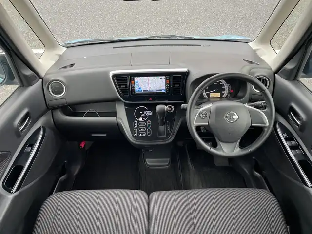 日産 デイズ ルークス X Vセレクション 千葉県 2018(平30)年 4.8万km ホワイトソリッド/アイスブルー 純正メモリナビ/(フルセグTV/AM/FM/CD/DVD/BT)/全周囲カメラ/リアサーキュレーター/衝突被害軽減システム/両側パワースライドドア/横滑り防止装置/アイドリングストップ/電動格納ミラー/純正１５インチAW/プッシュスタート/スマートキー/シートリフター/フロアマット/取扱説明書/保証書