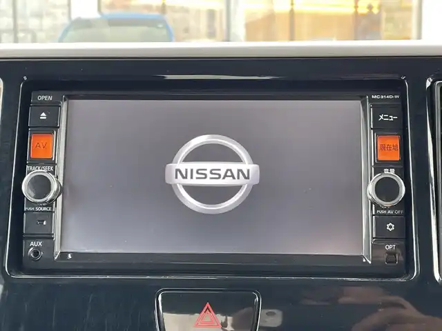 日産 デイズ ルークス X Vセレクション 千葉県 2018(平30)年 4.8万km ホワイトソリッド/アイスブルー 純正メモリナビ/(フルセグTV/AM/FM/CD/DVD/BT)/全周囲カメラ/リアサーキュレーター/衝突被害軽減システム/両側パワースライドドア/横滑り防止装置/アイドリングストップ/電動格納ミラー/純正１５インチAW/プッシュスタート/スマートキー/シートリフター/フロアマット/取扱説明書/保証書