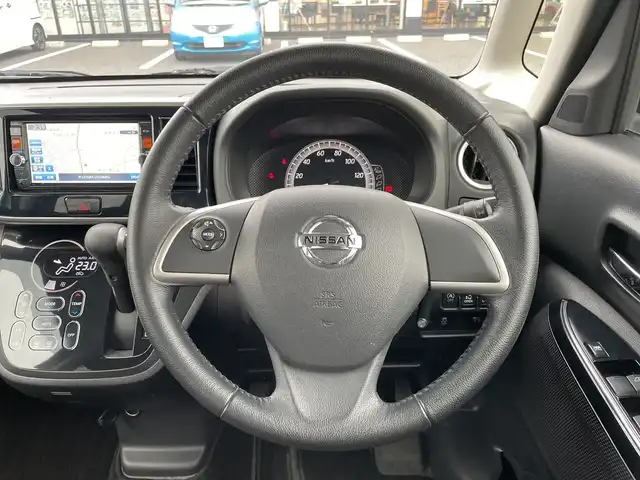 日産 デイズ ルークス X Vセレクション 千葉県 2018(平30)年 4.8万km ホワイトソリッド/アイスブルー 純正メモリナビ/(フルセグTV/AM/FM/CD/DVD/BT)/全周囲カメラ/リアサーキュレーター/衝突被害軽減システム/両側パワースライドドア/横滑り防止装置/アイドリングストップ/電動格納ミラー/純正１５インチAW/プッシュスタート/スマートキー/シートリフター/フロアマット/取扱説明書/保証書