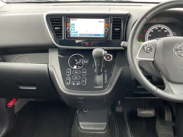 日産 デイズ ルークス X Vセレクション 千葉県 2018(平30)年 4.8万km ホワイトソリッド/アイスブルー 純正メモリナビ/(フルセグTV/AM/FM/CD/DVD/BT)/全周囲カメラ/リアサーキュレーター/衝突被害軽減システム/両側パワースライドドア/横滑り防止装置/アイドリングストップ/電動格納ミラー/純正１５インチAW/プッシュスタート/スマートキー/シートリフター/フロアマット/取扱説明書/保証書