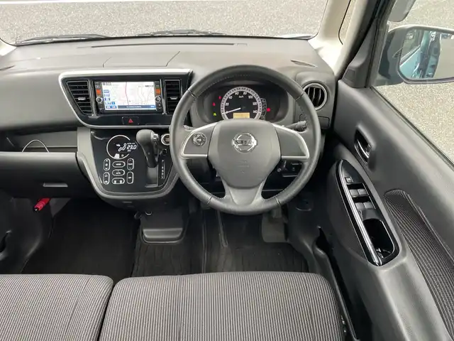 日産 デイズ ルークス X Vセレクション 千葉県 2018(平30)年 4.8万km ホワイトソリッド/アイスブルー 純正メモリナビ/(フルセグTV/AM/FM/CD/DVD/BT)/全周囲カメラ/リアサーキュレーター/衝突被害軽減システム/両側パワースライドドア/横滑り防止装置/アイドリングストップ/電動格納ミラー/純正１５インチAW/プッシュスタート/スマートキー/シートリフター/フロアマット/取扱説明書/保証書