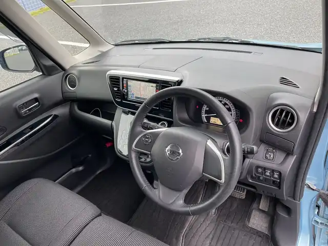 日産 デイズ ルークス X Vセレクション 千葉県 2018(平30)年 4.8万km ホワイトソリッド/アイスブルー 純正メモリナビ/(フルセグTV/AM/FM/CD/DVD/BT)/全周囲カメラ/リアサーキュレーター/衝突被害軽減システム/両側パワースライドドア/横滑り防止装置/アイドリングストップ/電動格納ミラー/純正１５インチAW/プッシュスタート/スマートキー/シートリフター/フロアマット/取扱説明書/保証書