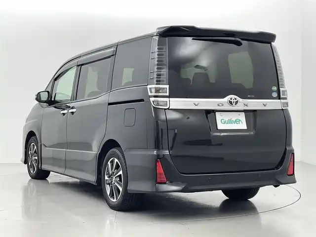 トヨタ ヴォクシー ZS 煌Ⅱ 熊本県 2019(令1)年 5.1万km イナズマスパーキングブラックガラスフレーク 純正ナビNSZT-W68T（　ＣＤ・ＤＶＤ・フルセグ・ＢＴ）/バックカメラ　/ビルトインＥＴＣ　/前後クリアランスソナー　/クルーズコントロール　/プリクラッシュセーフティ　/レーンデェパーチャアラート/横滑り防止/アイドリングストップ/純正フロアマット/純正16インチAW/オートライト/オートマチックハイビーム/LEDヘッドライト/フォグランプ/スマートキー/プッシュスタート