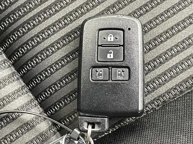 トヨタ ヴォクシー ZS 煌Ⅱ 熊本県 2019(令1)年 5.1万km イナズマスパーキングブラックガラスフレーク 純正ナビNSZT-W68T（　ＣＤ・ＤＶＤ・フルセグ・ＢＴ）/バックカメラ　/ビルトインＥＴＣ　/前後クリアランスソナー　/クルーズコントロール　/プリクラッシュセーフティ　/レーンデェパーチャアラート/横滑り防止/アイドリングストップ/純正フロアマット/純正16インチAW/オートライト/オートマチックハイビーム/LEDヘッドライト/フォグランプ/スマートキー/プッシュスタート