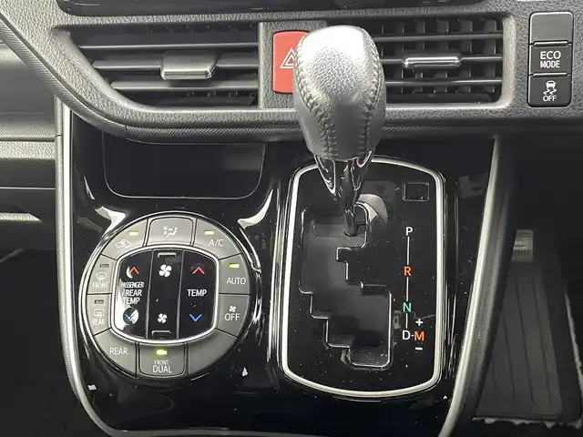 トヨタ ヴォクシー ZS 煌Ⅱ 熊本県 2019(令1)年 5.1万km イナズマスパーキングブラックガラスフレーク 純正ナビNSZT-W68T（　ＣＤ・ＤＶＤ・フルセグ・ＢＴ）/バックカメラ　/ビルトインＥＴＣ　/前後クリアランスソナー　/クルーズコントロール　/プリクラッシュセーフティ　/レーンデェパーチャアラート/横滑り防止/アイドリングストップ/純正フロアマット/純正16インチAW/オートライト/オートマチックハイビーム/LEDヘッドライト/フォグランプ/スマートキー/プッシュスタート