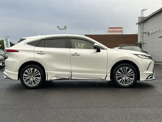 トヨタ ハリアー Z レザーパッケージ 広島県 2020(令2)年 1.8万km ホワイトパールクリスタルシャイン ワンオーナー/モデリスタエアロ（デイライト付き）/純正ナビ（Miracast/Bluetooth）/・フルセグTV（走行中視聴可）/・JBLプレミアムサウンド/全方位モニター/ETC2.0/前後ドライブレコーダー/デジタルインナーミラー/黒レザーシート/・シートヒーター/・エアシート/・パワーシート（メモリー機能付き）/衝突被害軽減ブレーキ/レーダークルーズコントロール/コーナーセンサー/車線逸脱警報/オートマチックハイビーム/ブラインドスポットモニター/ステアリングヒーター/パワーバックドア/ヘッドアップディスプレイ