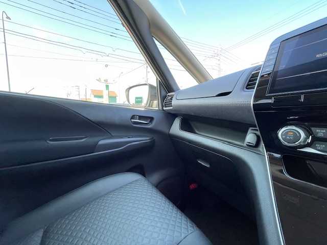 日産 セレナ ハイウェイスター V 静岡県 2020(令2)年 3.3万km ブリリアントホワイトパール ●純正ナビ/(フルセグ/CD/DVD/Bluetooth)/●レザー防水シート/●前席シートヒーター/●全方位カメラ/●プロパイロット/●ブラインドスポットモニター/●エマージェンシーブレーキ/●前後インテリジェントソナー/●電動パーキングブレーキ/●オートブレーキホールド/●LEDヘッドライト＆フォグランプ/●オートライト/●革巻きステアリング/●ステアリングスイッチ/●ステアリングヒーター/●ETC/●前方ドライブレコーダー/●電動格納ウィンカーミラー/●スマートキー/●プッシュスタート/●純正フロアマット/●純正16インチアルミホイール/●ダブル＋サイドSRS＋ABS/●車両取扱説明書/●ナビ取扱説明書