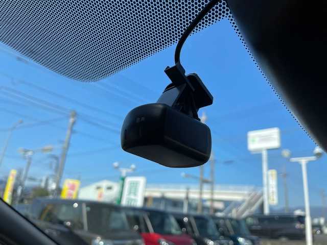 日産 セレナ ハイウェイスター V 静岡県 2020(令2)年 3.3万km ブリリアントホワイトパール ●純正ナビ/(フルセグ/CD/DVD/Bluetooth)/●レザー防水シート/●前席シートヒーター/●全方位カメラ/●プロパイロット/●ブラインドスポットモニター/●エマージェンシーブレーキ/●前後インテリジェントソナー/●電動パーキングブレーキ/●オートブレーキホールド/●LEDヘッドライト＆フォグランプ/●オートライト/●革巻きステアリング/●ステアリングスイッチ/●ステアリングヒーター/●ETC/●前方ドライブレコーダー/●電動格納ウィンカーミラー/●スマートキー/●プッシュスタート/●純正フロアマット/●純正16インチアルミホイール/●ダブル＋サイドSRS＋ABS/●車両取扱説明書/●ナビ取扱説明書