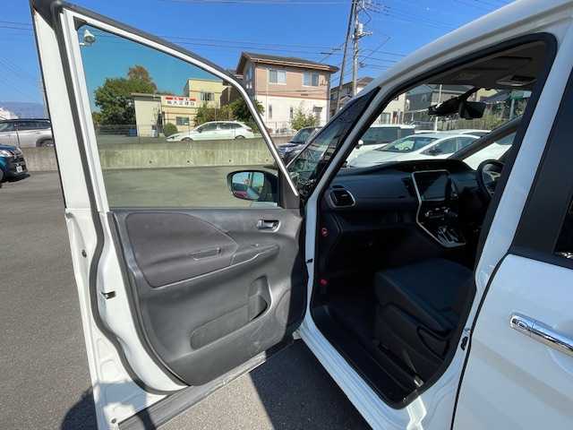 日産 セレナ ハイウェイスター V 静岡県 2020(令2)年 3.3万km ブリリアントホワイトパール ●純正ナビ/(フルセグ/CD/DVD/Bluetooth)/●レザー防水シート/●前席シートヒーター/●全方位カメラ/●プロパイロット/●ブラインドスポットモニター/●エマージェンシーブレーキ/●前後インテリジェントソナー/●電動パーキングブレーキ/●オートブレーキホールド/●LEDヘッドライト＆フォグランプ/●オートライト/●革巻きステアリング/●ステアリングスイッチ/●ステアリングヒーター/●ETC/●前方ドライブレコーダー/●電動格納ウィンカーミラー/●スマートキー/●プッシュスタート/●純正フロアマット/●純正16インチアルミホイール/●ダブル＋サイドSRS＋ABS/●車両取扱説明書/●ナビ取扱説明書