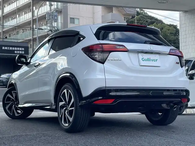 ホンダ ヴェゼル RS ホンダセンシング 長崎県 2020(令2)年 1.8万km プラチナホワイトパール ワンオーナー車両/Gathers8インチナビ（フルセグ、CD、DVD、AM、FM、BTA、USB、iPod）/バックカメラ/プッシュスタート/ビルトインETC/アイドリングストップ/電動パーキング/ブレーキホールド/アダプティブクルーズコントロール/パドルシフト/ステアリングリモコン/CMBS警報/ACC先行車検知/先行車発進お知らせ機能/路外逸脱抑制システム/レーンキープアシストシステム/標識認識機能/電格ウィンカーミラー/衝突軽減システム/横滑り防止機能/DNシートヒータ/ハーフレザー/Wエアバッグ/カーテンエアバッグ/ドアバイザー/前後ドラレコCELLSTAR/純正フロアマット/スペアキー/取説/保証書/ナビ取説