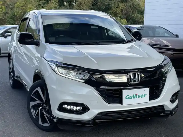 ホンダ ヴェゼル RS ホンダセンシング 長崎県 2020(令2)年 1.8万km プラチナホワイトパール ワンオーナー車両/Gathers8インチナビ（フルセグ、CD、DVD、AM、FM、BTA、USB、iPod）/バックカメラ/プッシュスタート/ビルトインETC/アイドリングストップ/電動パーキング/ブレーキホールド/アダプティブクルーズコントロール/パドルシフト/ステアリングリモコン/CMBS警報/ACC先行車検知/先行車発進お知らせ機能/路外逸脱抑制システム/レーンキープアシストシステム/標識認識機能/電格ウィンカーミラー/衝突軽減システム/横滑り防止機能/DNシートヒータ/ハーフレザー/Wエアバッグ/カーテンエアバッグ/ドアバイザー/前後ドラレコCELLSTAR/純正フロアマット/スペアキー/取説/保証書/ナビ取説
