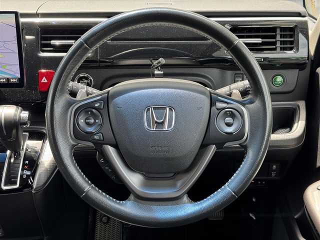 ホンダ ステップワゴン スパーダ 愛媛県 2018(平30)年 4.9万km プレミアムスパークルブラックパール 禁煙車　ストラーダ１０インチナビ　フルセグＴＶ　Ｂｌｕｅｔｏｏｔｈ　DVD バックカメラ　パワースライドドア　７人乗り　ＬＥＤヘッドライト　オートライト　パドルシフト　クルーズコントロール　ＥＴＣ　