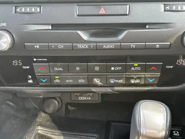 レクサス ＲＸ 300 滋賀県 2020(令2)年 3万km グラファイトブラックガラスフレーク 純正12.3型ナビ/・Bluetooth /フルセグ/・CD/DVD/バックカメラ/ムーンルーフ/革巻きステアリング/ステアリングリモコン/パドルシフト/ETC2.0/レーダークルコン/ハーフレザーシート/前席パワーシート/パワーバックドア/オートハイビーム/LEDフォグライト/AC100V/レクサスセーフティ/・レーントレーシングアシスト/・プリクラッシュセーフティ/・ロードサインアシスト/・先行車発進告知/スマートキー