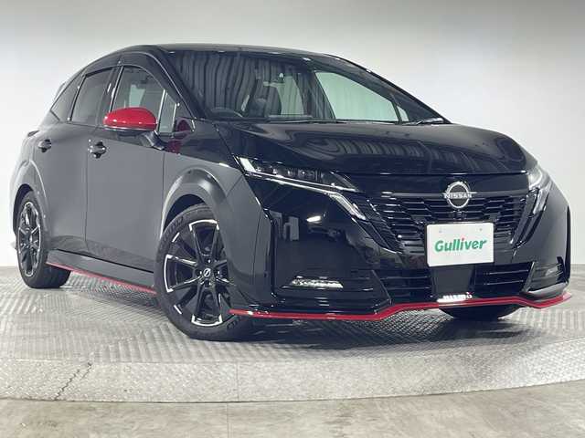 日産 オーラ ニスモ 神奈川県 2023(令5)年 1.8万km スーパーブラック 純正9型メモリーナビゲーション【MM222D-L】/フルセグ　AM FM SD　Bluetooth　HDMI/インテリジェントアラウンドビューモニター/インテリジェントルームミラー/全方位運転支援システム/インテリジェントエマージェンシーブレーキ/踏み間違い衝突防止アシスト/標識認識機能/前方衝突予測警報/車線逸脱警報/ふらつき警報/車線逸脱防止支援システム/エマージェンシーストップシグナル/後側方衝突防止支援システム/後側方車両検知警報/後退時車両検知警報/ETC2.0/革/アルカンターラ巻コンビステアリング/アドバンスドドライブアシストディスプレイ/ブラック合皮/ファブリックコンビシート/全席USBタイプA電源ソケット/純正前後ドライブレコーダー【ナビ連動】/D-MODE/電動パーキングブレーキ/オートブレーキホールド/プッシュスタート/スマートキー/アダブティブLEDヘッドランプ/オートライト/LEDフロントフォグランプ/オートハイビーム/LEDリアフォグランプ/純正サイド/リアスポイラー/純正17インチアルミホイール/スペアキー