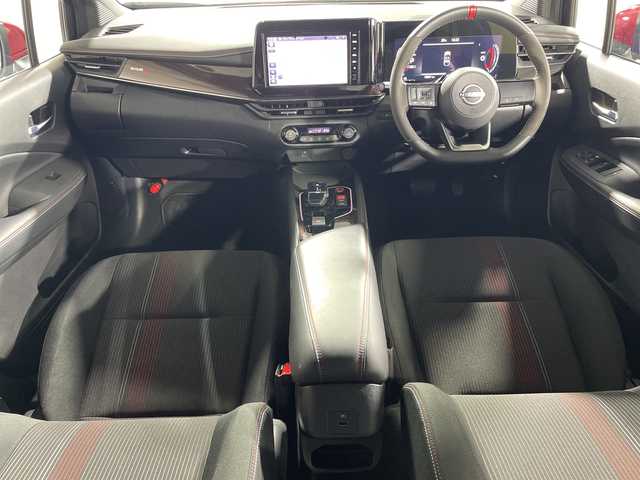 日産 オーラ ニスモ 神奈川県 2023(令5)年 1.8万km スーパーブラック 純正9型メモリーナビゲーション【MM222D-L】/フルセグ　AM FM SD　Bluetooth　HDMI/インテリジェントアラウンドビューモニター/インテリジェントルームミラー/全方位運転支援システム/インテリジェントエマージェンシーブレーキ/踏み間違い衝突防止アシスト/標識認識機能/前方衝突予測警報/車線逸脱警報/ふらつき警報/車線逸脱防止支援システム/エマージェンシーストップシグナル/後側方衝突防止支援システム/後側方車両検知警報/後退時車両検知警報/ETC2.0/革/アルカンターラ巻コンビステアリング/アドバンスドドライブアシストディスプレイ/ブラック合皮/ファブリックコンビシート/全席USBタイプA電源ソケット/純正前後ドライブレコーダー【ナビ連動】/D-MODE/電動パーキングブレーキ/オートブレーキホールド/プッシュスタート/スマートキー/アダブティブLEDヘッドランプ/オートライト/LEDフロントフォグランプ/オートハイビーム/LEDリアフォグランプ/純正サイド/リアスポイラー/純正17インチアルミホイール/スペアキー