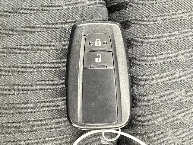 トヨタ プリウス A 千葉県 2017(平29)年 2.1万km アティチュードブラックマイカ 純正9型ナビ/AM＆FM＆Bluetooth＆フルセグTV＆CD＆DVD/トヨタセーフティセンス/レーダークルーズコントロール/プリクラッシュセーフティ/ヘッドアップディスプレイ/オートマチックハイビーム/バックカメラ/ブラインドスポットモニター/LEDヘッドライト/フォグランプ/ステアリングスイッチ/バックカメラ/ビルトインETC/電動格納サイドミラー/運転席シートリフター/EVモード/アイドリングストップ/ウィンカーミラー/純正ドアバイザー/純正フロアマット/プッシュスタート/ISOFIX