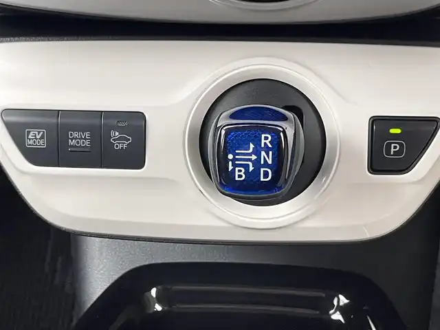 トヨタ プリウス A 千葉県 2017(平29)年 2.1万km アティチュードブラックマイカ 純正9型ナビ/AM＆FM＆Bluetooth＆フルセグTV＆CD＆DVD/トヨタセーフティセンス/レーダークルーズコントロール/プリクラッシュセーフティ/ヘッドアップディスプレイ/オートマチックハイビーム/バックカメラ/ブラインドスポットモニター/LEDヘッドライト/フォグランプ/ステアリングスイッチ/バックカメラ/ビルトインETC/電動格納サイドミラー/運転席シートリフター/EVモード/アイドリングストップ/ウィンカーミラー/純正ドアバイザー/純正フロアマット/プッシュスタート/ISOFIX