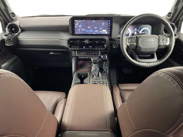 トヨタ ランドクルーザー ２５０ ZX 埼玉県 2024(令6)年 2.4万km プラチナホワイトパールマイカ JAOSサイドステップ/JAOSフロントバンパーガード　/JAOSスキッドプレート/JAOSフロントフェンダーガーニッシュ　/GANADORマフラー/JAOS１８インチアルミホイール　/JAOSマットガード/サンルーフ/JBLプレミアムサウンド/純正12インチナビ機能付きディスプレイオーディオ/　(Bluetooth/USB/Miracast/FM/AM/HDMI)/フルセグテレビ/全方位カメラ/ビルトインETC2.0/パワーバックドア/ヘッドアップディスプレイ/レザーシート/レーダークルーズコントロール/ブラインドスポットモニター/衝突被害軽減ブレーキ/車線逸脱警報/クリアランスソナー/パドルシフト/シートメモリー/パワーヒート/ステアリングヒーター/シートヒーター/エアシート/電子パーキングシステム/ブレーキホールド/デジタルインナーミラー/プッシュスタート/純正フロアマット