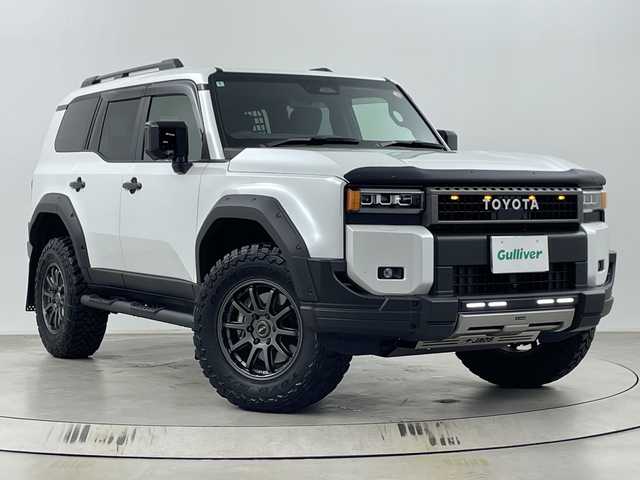 トヨタ ランドクルーザー ２５０ ZX 埼玉県 2024(令6)年 2.4万km プラチナホワイトパールマイカ JAOSサイドステップ/JAOSフロントバンパーガード　/JAOSスキッドプレート/JAOSフロントフェンダーガーニッシュ　/GANADORマフラー/JAOS１８インチアルミホイール　/JAOSマットガード/サンルーフ/JBLプレミアムサウンド/純正12インチナビ機能付きディスプレイオーディオ/　(Bluetooth/USB/Miracast/FM/AM/HDMI)/フルセグテレビ/全方位カメラ/ビルトインETC2.0/パワーバックドア/ヘッドアップディスプレイ/レザーシート/レーダークルーズコントロール/ブラインドスポットモニター/衝突被害軽減ブレーキ/車線逸脱警報/クリアランスソナー/パドルシフト/シートメモリー/パワーヒート/ステアリングヒーター/シートヒーター/エアシート/電子パーキングシステム/ブレーキホールド/デジタルインナーミラー/プッシュスタート/純正フロアマット