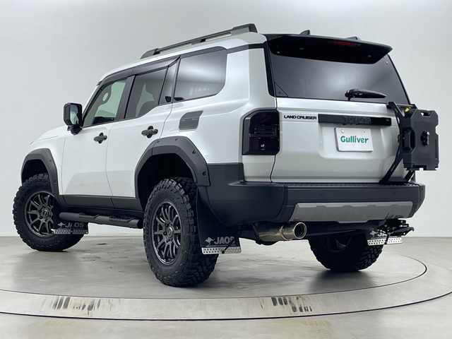トヨタ ランドクルーザー ２５０ ZX 埼玉県 2024(令6)年 2.4万km プラチナホワイトパールマイカ JAOSサイドステップ/JAOSフロントバンパーガード　/JAOSスキッドプレート/JAOSフロントフェンダーガーニッシュ　/GANADORマフラー/JAOS１８インチアルミホイール　/JAOSマットガード/サンルーフ/JBLプレミアムサウンド/純正12インチナビ機能付きディスプレイオーディオ/　(Bluetooth/USB/Miracast/FM/AM/HDMI)/フルセグテレビ/全方位カメラ/ビルトインETC2.0/パワーバックドア/ヘッドアップディスプレイ/レザーシート/レーダークルーズコントロール/ブラインドスポットモニター/衝突被害軽減ブレーキ/車線逸脱警報/クリアランスソナー/パドルシフト/シートメモリー/パワーヒート/ステアリングヒーター/シートヒーター/エアシート/電子パーキングシステム/ブレーキホールド/デジタルインナーミラー/プッシュスタート/純正フロアマット