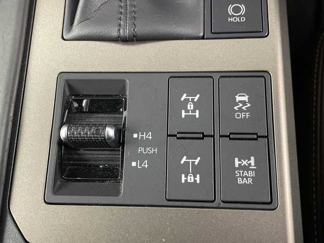 トヨタ ランドクルーザー ２５０ ZX 埼玉県 2024(令6)年 2.4万km プラチナホワイトパールマイカ JAOSサイドステップ/JAOSフロントバンパーガード　/JAOSスキッドプレート/JAOSフロントフェンダーガーニッシュ　/GANADORマフラー/JAOS１８インチアルミホイール　/JAOSマットガード/サンルーフ/JBLプレミアムサウンド/純正12インチナビ機能付きディスプレイオーディオ/　(Bluetooth/USB/Miracast/FM/AM/HDMI)/フルセグテレビ/全方位カメラ/ビルトインETC2.0/パワーバックドア/ヘッドアップディスプレイ/レザーシート/レーダークルーズコントロール/ブラインドスポットモニター/衝突被害軽減ブレーキ/車線逸脱警報/クリアランスソナー/パドルシフト/シートメモリー/パワーヒート/ステアリングヒーター/シートヒーター/エアシート/電子パーキングシステム/ブレーキホールド/デジタルインナーミラー/プッシュスタート/純正フロアマット