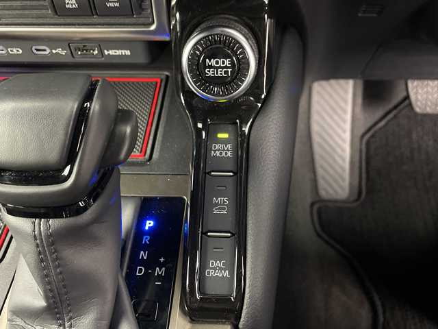 トヨタ ランドクルーザー ２５０ ZX 埼玉県 2024(令6)年 2.4万km プラチナホワイトパールマイカ JAOSサイドステップ/JAOSフロントバンパーガード　/JAOSスキッドプレート/JAOSフロントフェンダーガーニッシュ　/GANADORマフラー/JAOS１８インチアルミホイール　/JAOSマットガード/サンルーフ/JBLプレミアムサウンド/純正12インチナビ機能付きディスプレイオーディオ/　(Bluetooth/USB/Miracast/FM/AM/HDMI)/フルセグテレビ/全方位カメラ/ビルトインETC2.0/パワーバックドア/ヘッドアップディスプレイ/レザーシート/レーダークルーズコントロール/ブラインドスポットモニター/衝突被害軽減ブレーキ/車線逸脱警報/クリアランスソナー/パドルシフト/シートメモリー/パワーヒート/ステアリングヒーター/シートヒーター/エアシート/電子パーキングシステム/ブレーキホールド/デジタルインナーミラー/プッシュスタート/純正フロアマット