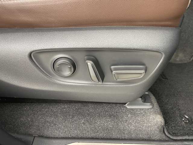 トヨタ ランドクルーザー ２５０ ZX 埼玉県 2024(令6)年 2.4万km プラチナホワイトパールマイカ JAOSサイドステップ/JAOSフロントバンパーガード　/JAOSスキッドプレート/JAOSフロントフェンダーガーニッシュ　/GANADORマフラー/JAOS１８インチアルミホイール　/JAOSマットガード/サンルーフ/JBLプレミアムサウンド/純正12インチナビ機能付きディスプレイオーディオ/　(Bluetooth/USB/Miracast/FM/AM/HDMI)/フルセグテレビ/全方位カメラ/ビルトインETC2.0/パワーバックドア/ヘッドアップディスプレイ/レザーシート/レーダークルーズコントロール/ブラインドスポットモニター/衝突被害軽減ブレーキ/車線逸脱警報/クリアランスソナー/パドルシフト/シートメモリー/パワーヒート/ステアリングヒーター/シートヒーター/エアシート/電子パーキングシステム/ブレーキホールド/デジタルインナーミラー/プッシュスタート/純正フロアマット