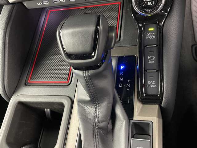 トヨタ ランドクルーザー ２５０ ZX 埼玉県 2024(令6)年 2.4万km プラチナホワイトパールマイカ JAOSサイドステップ/JAOSフロントバンパーガード　/JAOSスキッドプレート/JAOSフロントフェンダーガーニッシュ　/GANADORマフラー/JAOS１８インチアルミホイール　/JAOSマットガード/サンルーフ/JBLプレミアムサウンド/純正12インチナビ機能付きディスプレイオーディオ/　(Bluetooth/USB/Miracast/FM/AM/HDMI)/フルセグテレビ/全方位カメラ/ビルトインETC2.0/パワーバックドア/ヘッドアップディスプレイ/レザーシート/レーダークルーズコントロール/ブラインドスポットモニター/衝突被害軽減ブレーキ/車線逸脱警報/クリアランスソナー/パドルシフト/シートメモリー/パワーヒート/ステアリングヒーター/シートヒーター/エアシート/電子パーキングシステム/ブレーキホールド/デジタルインナーミラー/プッシュスタート/純正フロアマット