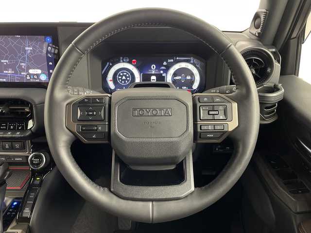 トヨタ ランドクルーザー ２５０ ZX 埼玉県 2024(令6)年 2.4万km プラチナホワイトパールマイカ JAOSサイドステップ/JAOSフロントバンパーガード　/JAOSスキッドプレート/JAOSフロントフェンダーガーニッシュ　/GANADORマフラー/JAOS１８インチアルミホイール　/JAOSマットガード/サンルーフ/JBLプレミアムサウンド/純正12インチナビ機能付きディスプレイオーディオ/　(Bluetooth/USB/Miracast/FM/AM/HDMI)/フルセグテレビ/全方位カメラ/ビルトインETC2.0/パワーバックドア/ヘッドアップディスプレイ/レザーシート/レーダークルーズコントロール/ブラインドスポットモニター/衝突被害軽減ブレーキ/車線逸脱警報/クリアランスソナー/パドルシフト/シートメモリー/パワーヒート/ステアリングヒーター/シートヒーター/エアシート/電子パーキングシステム/ブレーキホールド/デジタルインナーミラー/プッシュスタート/純正フロアマット