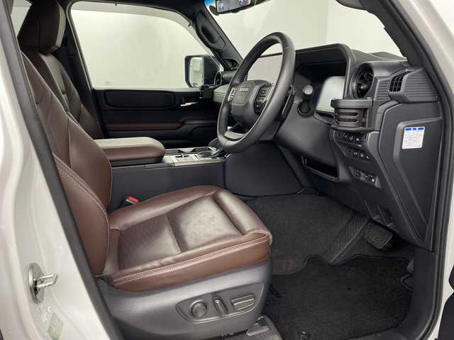 トヨタ ランドクルーザー ２５０ ZX 埼玉県 2024(令6)年 2.4万km プラチナホワイトパールマイカ JAOSサイドステップ/JAOSフロントバンパーガード　/JAOSスキッドプレート/JAOSフロントフェンダーガーニッシュ　/GANADORマフラー/JAOS１８インチアルミホイール　/JAOSマットガード/サンルーフ/JBLプレミアムサウンド/純正12インチナビ機能付きディスプレイオーディオ/　(Bluetooth/USB/Miracast/FM/AM/HDMI)/フルセグテレビ/全方位カメラ/ビルトインETC2.0/パワーバックドア/ヘッドアップディスプレイ/レザーシート/レーダークルーズコントロール/ブラインドスポットモニター/衝突被害軽減ブレーキ/車線逸脱警報/クリアランスソナー/パドルシフト/シートメモリー/パワーヒート/ステアリングヒーター/シートヒーター/エアシート/電子パーキングシステム/ブレーキホールド/デジタルインナーミラー/プッシュスタート/純正フロアマット