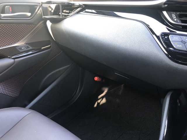 トヨタ Ｃ－ＨＲ G 愛媛県 2017(平29)年 5.6万km ホワイトパールクリスタルシャイン モデリスタフルエアロ/・BOOST IMPULSESTYLE/純正9インチナビ(NSZT-Y66T)/・CD/DVD/フルセグTV /Bluetooth/・MSV/SD/バックカメラ/茶革シート/・D/Nシートヒーター/前方ドライブレコーダー/衝突軽減ブレーキ/レーンキープ アシスト/レーダークルーズコントロール/ブラインドスポットモニター/オートブレーキホールド/・電動パーキング/オートハイビーム /・LEDオートライト/前後クリアランスソナー /ETC/スマートキー/・スペアキー/取扱説明書/保証書
