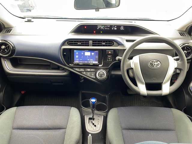トヨタ アクア S 沖縄県 2015(平27)年 12.5万km ダークバイオレットマイカメタリック 社外SDナビ（AVIC-RZ03）/CD/DVD/SD/BT/ワンセグ/バックカメラ/ETC/横滑り防止装置/オートライト/純正ホイールキャップ/社外フロアマット/プッシュスタート/スマートキー