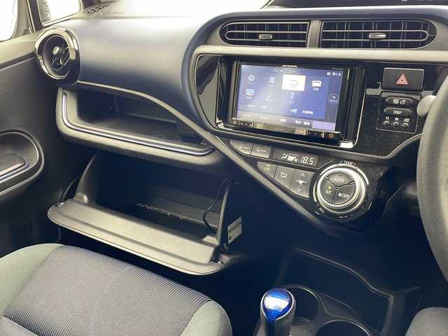 トヨタ アクア S 沖縄県 2015(平27)年 12.5万km ダークバイオレットマイカメタリック 社外SDナビ（AVIC-RZ03）/CD/DVD/SD/BT/ワンセグ/バックカメラ/ETC/横滑り防止装置/オートライト/純正ホイールキャップ/社外フロアマット/プッシュスタート/スマートキー