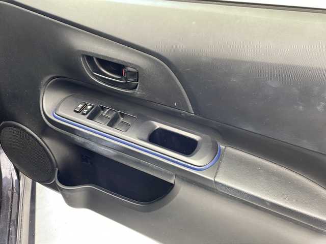 トヨタ アクア S 沖縄県 2015(平27)年 12.5万km ダークバイオレットマイカメタリック 社外SDナビ（AVIC-RZ03）/CD/DVD/SD/BT/ワンセグ/バックカメラ/ETC/横滑り防止装置/オートライト/純正ホイールキャップ/社外フロアマット/プッシュスタート/スマートキー
