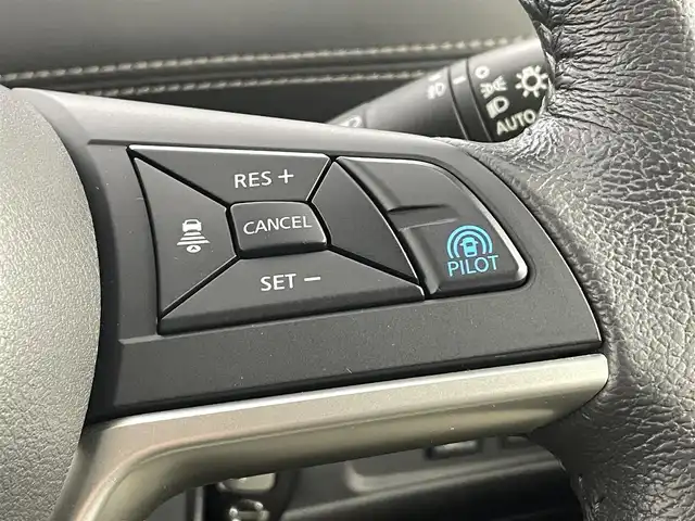 日産 セレナ e－パワー ハイウェイスター V 福島県 2019(平31)年 3.4万km ブリリアントホワイトパール セフティパックB/・衝突被害軽減ブレーキ/・車線逸脱警報装置/・プロパイロット/・クルーズコントロール追従あり/純正9インチナビ/・型番：MM518D-L/・フルセグTV/BT/SD/CD/DVD/ブルーレイ/FM/AM/・バックカメラ/・アラウンドビューモニター/・ETC/・デジタルインナーミラー/・フリップダウン/両側パワースライドドア/・三列目シート/電子パーキング/アイドリングストップ/革張ステアリング/・ステアリングリモコン/プッシュスタート/・スマートキー/LEDヘッドライト/・フォグライト/・オートライト/・オートハイビーム/電動格納ミラー/・ウィンカーミラー/前後コーナーセンサー/純正15インチアルミ/純正フロアマット