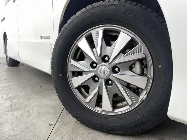 日産 セレナ e－パワー ハイウェイスター V 福島県 2019(平31)年 3.4万km ブリリアントホワイトパール セフティパックB/・衝突被害軽減ブレーキ/・車線逸脱警報装置/・プロパイロット/・クルーズコントロール追従あり/純正9インチナビ/・型番：MM518D-L/・フルセグTV/BT/SD/CD/DVD/ブルーレイ/FM/AM/・バックカメラ/・アラウンドビューモニター/・ETC/・デジタルインナーミラー/・フリップダウン/両側パワースライドドア/・三列目シート/電子パーキング/アイドリングストップ/革張ステアリング/・ステアリングリモコン/プッシュスタート/・スマートキー/LEDヘッドライト/・フォグライト/・オートライト/・オートハイビーム/電動格納ミラー/・ウィンカーミラー/前後コーナーセンサー/純正15インチアルミ/純正フロアマット