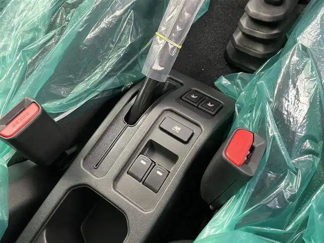 スズキ ジムニー ノマド FC 宮城県 2025(令7)年 0.1千km アークティックホワイトパール 登録済未使用車/スズキセーフティサポート/アダプティブクルーズコントロール/衝突軽減ブレーキ/リアパーキングセンサー/レーンキープアシスト/LEDヘッドライト/オートライト/オートハイビーム/ヒーテッドドアミラー/ヒルディセントコントロール/シートヒーター/禁煙車