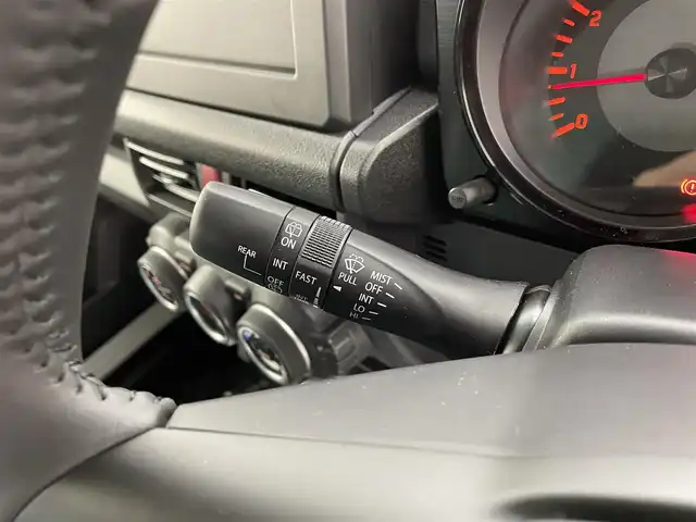 スズキ ジムニー ノマド FC 宮城県 2025(令7)年 0.1千km アークティックホワイトパール 登録済未使用車/スズキセーフティサポート/アダプティブクルーズコントロール/衝突軽減ブレーキ/リアパーキングセンサー/レーンキープアシスト/LEDヘッドライト/オートライト/オートハイビーム/ヒーテッドドアミラー/ヒルディセントコントロール/シートヒーター/禁煙車