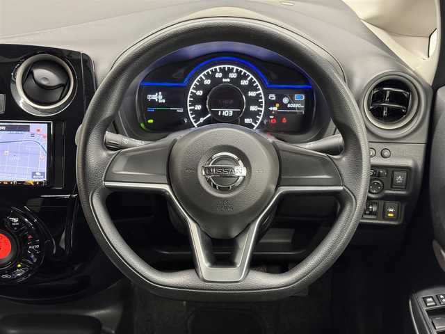 日産 ノート e－パワー X 愛知県 2017(平29)年 6.1万km スーパーブラック e-POWER/FF/フロアCVT/クラリオン 7インチナビ NXR16/（AM/FM/CD/USB/Bluetooth/AUX）/バックカメラ/ドライブレコーダー 前方/ETC/安全/・インテリジェント エマージェンシーブレーキ/・LDW（車線逸脱警報）/・VDC/・ABS（アンチロックブレーキシステム）、EBD（電子制御制動力配分システム）/・衝突安全ボディ/装備/・オートエアコン/・電動格納ドアミラー/・プッシュスタート/・全席パワーウィンドウ/・パワーステアリング/・保/取/ナビ取/・予備インテリジェントキーx1