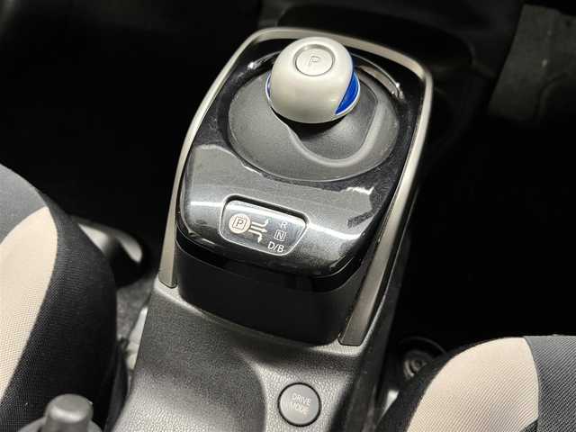 日産 ノート e－パワー X 愛知県 2017(平29)年 6.1万km スーパーブラック e-POWER/FF/フロアCVT/クラリオン 7インチナビ NXR16/（AM/FM/CD/USB/Bluetooth/AUX）/バックカメラ/ドライブレコーダー 前方/ETC/安全/・インテリジェント エマージェンシーブレーキ/・LDW（車線逸脱警報）/・VDC/・ABS（アンチロックブレーキシステム）、EBD（電子制御制動力配分システム）/・衝突安全ボディ/装備/・オートエアコン/・電動格納ドアミラー/・プッシュスタート/・全席パワーウィンドウ/・パワーステアリング/・保/取/ナビ取/・予備インテリジェントキーx1