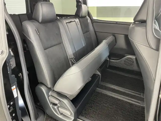 トヨタ ヴォクシー ZS 煌Ⅲ 愛知県 2021(令3)年 4.5万km ブラック トヨタセーフティセンス/純正９インチナビ/純正フリップダウンモニター/ETC/バックカメラ/両側パワースライドドア/前後ドライブレコーダー/ハーフレザーシート/LEDヘッドライト/エンジンスタートボタン/純正フロアマット/衝突被害軽減ブレーキ/オートライト/オートマチックハイビーム/コーナーセンサー/チップアップシート/クルーズコントロール/純正9型ナビ　純正12型後席モニター　8人　両側電動スライドドア　セーフティセンス　衝突軽減　LEDオートライト　追従クルコン　ハーフレザー　バックカメラ　前後ドラレコ　ETC　スマートキー WAC