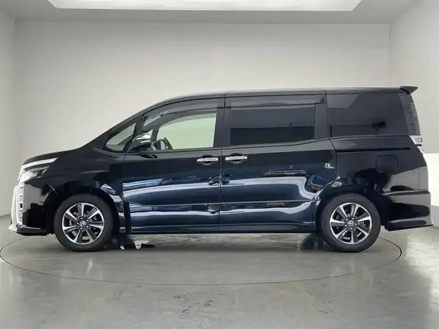 トヨタ ヴォクシー ZS 煌Ⅲ 愛知県 2021(令3)年 4.5万km ブラック トヨタセーフティセンス/純正９インチナビ/純正フリップダウンモニター/ETC/バックカメラ/両側パワースライドドア/前後ドライブレコーダー/ハーフレザーシート/LEDヘッドライト/エンジンスタートボタン/純正フロアマット/衝突被害軽減ブレーキ/オートライト/オートマチックハイビーム/コーナーセンサー/チップアップシート/クルーズコントロール/純正9型ナビ　純正12型後席モニター　8人　両側電動スライドドア　セーフティセンス　衝突軽減　LEDオートライト　追従クルコン　ハーフレザー　バックカメラ　前後ドラレコ　ETC　スマートキー WAC