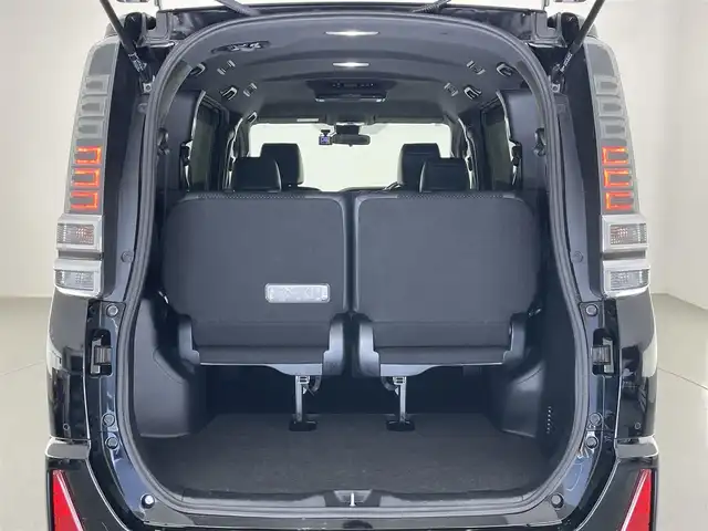 トヨタ ヴォクシー ZS 煌Ⅲ 愛知県 2021(令3)年 4.5万km ブラック トヨタセーフティセンス/純正９インチナビ/純正フリップダウンモニター/ETC/バックカメラ/両側パワースライドドア/前後ドライブレコーダー/ハーフレザーシート/LEDヘッドライト/エンジンスタートボタン/純正フロアマット/衝突被害軽減ブレーキ/オートライト/オートマチックハイビーム/コーナーセンサー/チップアップシート/クルーズコントロール/純正9型ナビ　純正12型後席モニター　8人　両側電動スライドドア　セーフティセンス　衝突軽減　LEDオートライト　追従クルコン　ハーフレザー　バックカメラ　前後ドラレコ　ETC　スマートキー WAC