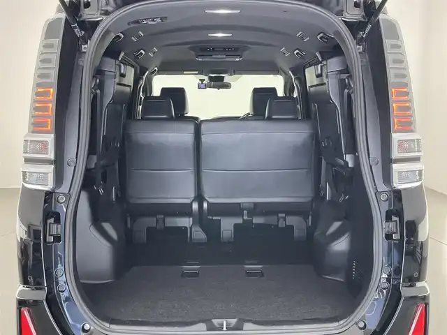トヨタ ヴォクシー ZS 煌Ⅲ 愛知県 2021(令3)年 4.5万km ブラック トヨタセーフティセンス/純正９インチナビ/純正フリップダウンモニター/ETC/バックカメラ/両側パワースライドドア/前後ドライブレコーダー/ハーフレザーシート/LEDヘッドライト/エンジンスタートボタン/純正フロアマット/衝突被害軽減ブレーキ/オートライト/オートマチックハイビーム/コーナーセンサー/チップアップシート/クルーズコントロール/純正9型ナビ　純正12型後席モニター　8人　両側電動スライドドア　セーフティセンス　衝突軽減　LEDオートライト　追従クルコン　ハーフレザー　バックカメラ　前後ドラレコ　ETC　スマートキー WAC