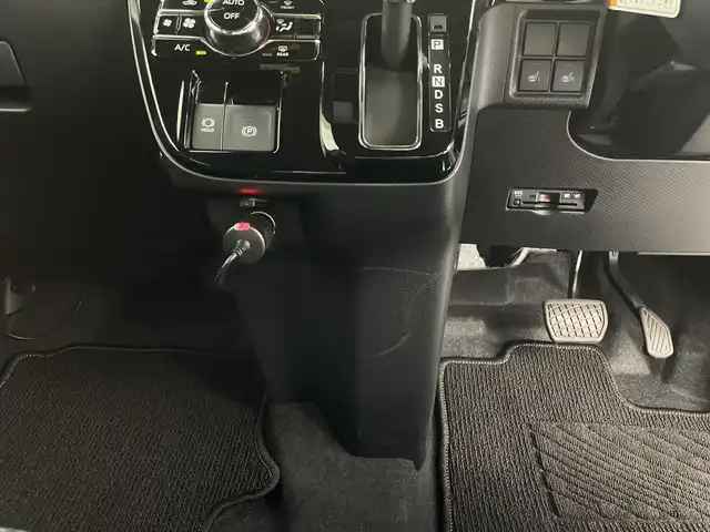 スバル シフォン カスタムR 鹿児島県 2024(令6)年 1.4万km シャイニングホワイトパール ワンオーナー/純正9型ディスプレイオーディオ/Apple CarPlay/フルセグTV/FM/AM/Bluetooth/ETC/全周囲カメラ/衝突軽減ブレーキ/レーンキープアシスト/盗難防止装置/パーキングアシスト/クルーズコントロール/デジタルインナーミラー/ステアリングリモコン/シートヒーター（D席+N席）/両側パワースライドドア/前後コーナーセンサー/LEDヘッドライト/オートライト/オートエアコン/スマートキー×2/プッシュスタートボタン/12V電源/USBジャック/純正14インチアルミホイール/純正フロアマット/取扱説明書/保証書
