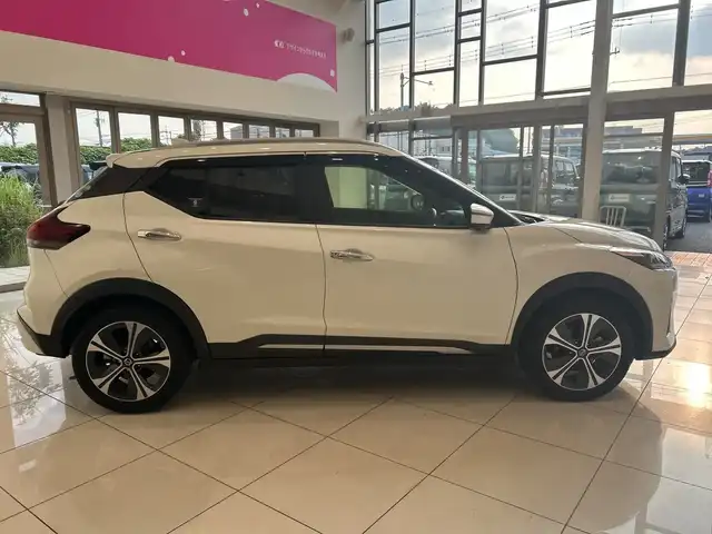 日産 キックス X 埼玉県 2020(令2)年 4.6万km ブリリアントホワイトパール エマージェンシーブレーキ /プロパイロット /純正9インチメモリナビ/　　CD/DVD/BT/フルセグ/アラウンドビューモニター /LEDオートライト /ハーフレザーシート /純正17インチアルミホイール/インテリジェントミラー/電子パーキング/ステアリングスイッチ /純正ETC