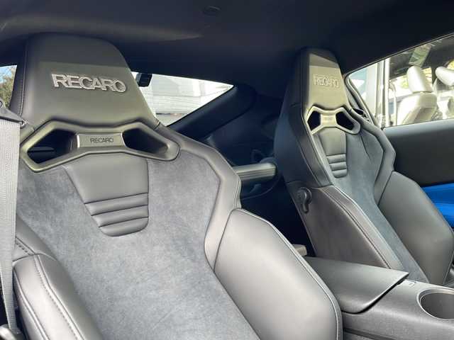 日産 フェアレディ Ｚ バージョンST 東京都 2024(令6)年 0.2万km パールⅡ 車体色　XKJ　プリズムホワイト×スーパーブラック/新車時保証書/ナビ説明書/エマージェンシーブレーキ/前・側・後方支援/インテリジェントクルーズコントロール/純正ナビ/フルセグTV【走行中映ります】/BT/USB/AppleCarplay/BOSEサウンド/バックカメラ　ETC2.0/LEDヘッドライト/オートライト/スマートキー×2【キータグ有】/革巻きハンドル/RECAROシート/BLITZ車高調/SR-SDIXELローター＆パッド/社外１９インチアルミ【TWS】