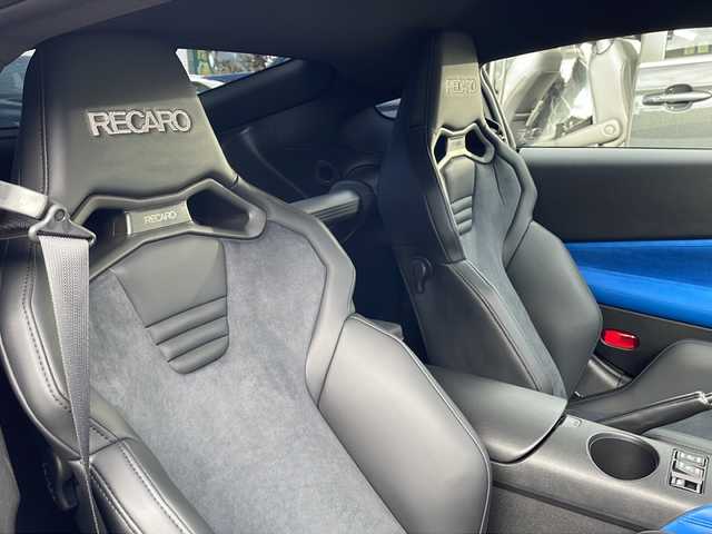 日産 フェアレディ Ｚ バージョンST 東京都 2024(令6)年 0.2万km パールⅡ 車体色　XKJ　プリズムホワイト×スーパーブラック/新車時保証書/ナビ説明書/エマージェンシーブレーキ/前・側・後方支援/インテリジェントクルーズコントロール/純正ナビ/フルセグTV【走行中映ります】/BT/USB/AppleCarplay/BOSEサウンド/バックカメラ　ETC2.0/LEDヘッドライト/オートライト/スマートキー×2【キータグ有】/革巻きハンドル/RECAROシート/BLITZ車高調/SR-SDIXELローター＆パッド/社外１９インチアルミ【TWS】